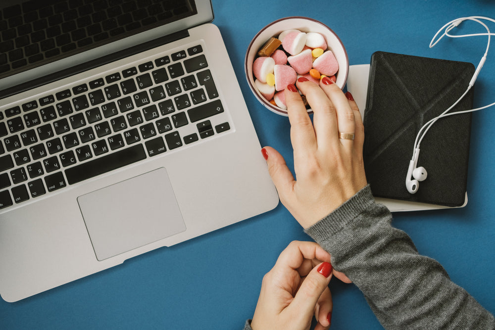 仕事中の間食お菓子は?【ダイエットにもおすすめ】マナー・得られる効果やデメリットを紹介
