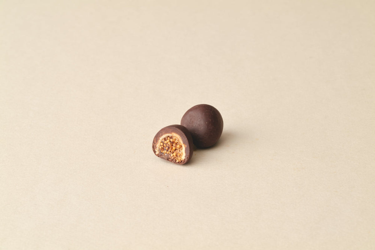 Organic couverture chocolate with macadamia nuts